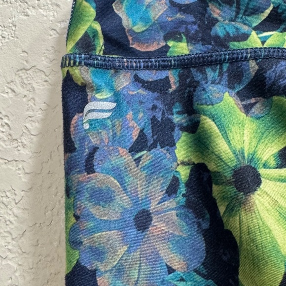 Fabletics Define PowerHold® Mid-Rise Capri Workout Pants Size L EUC - Picture 6 of 8